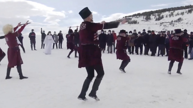 Ardahan’ın kurtuluşunu donan Çıldır Gölü'nde kutladılar